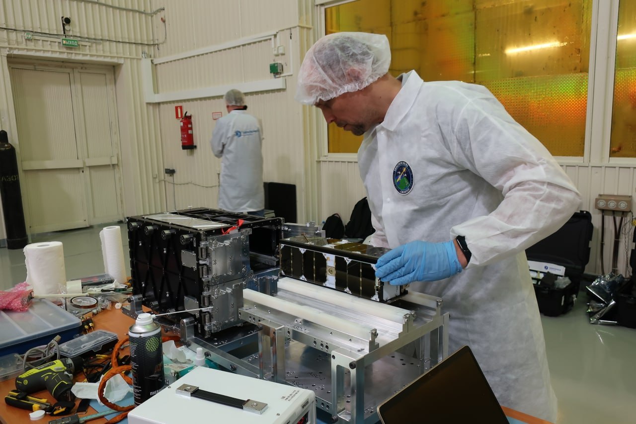 Снаряжение пусковых контейнеров спутниками. Август 2022 года. Байконур.